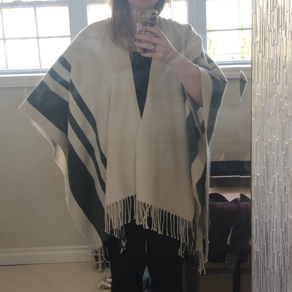 Comfy soft poncho from asos with fringe - Picture 3 of 3